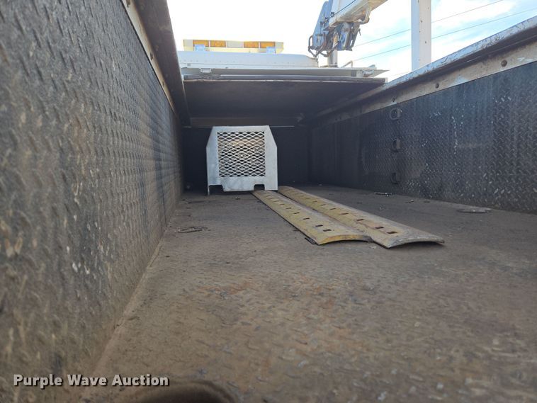 image for item ER5182 2004 Peterbilt 330 utility / service truck