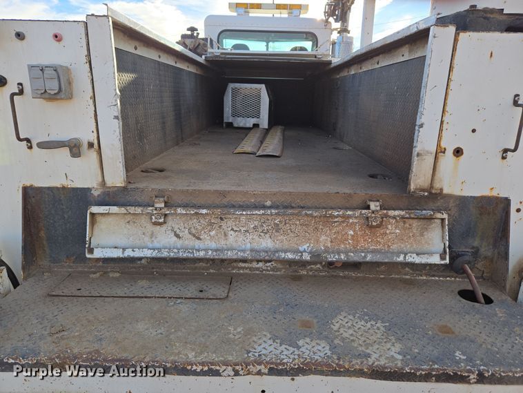 image for item ER5182 2004 Peterbilt 330 utility / service truck