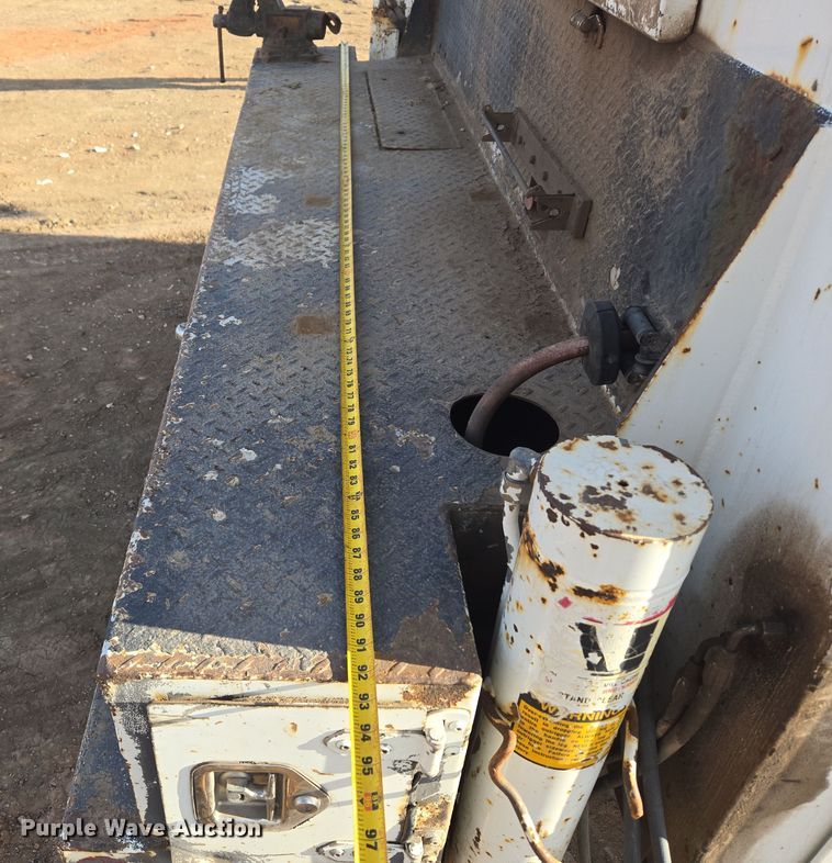 image for item ER5182 2004 Peterbilt 330 utility / service truck