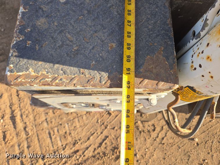 image for item ER5182 2004 Peterbilt 330 utility / service truck