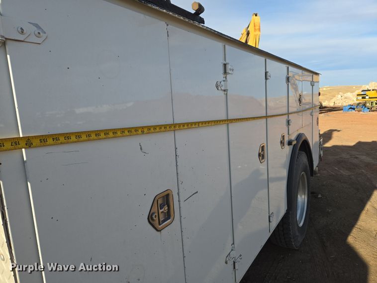 image for item ER5182 2004 Peterbilt 330 utility / service truck