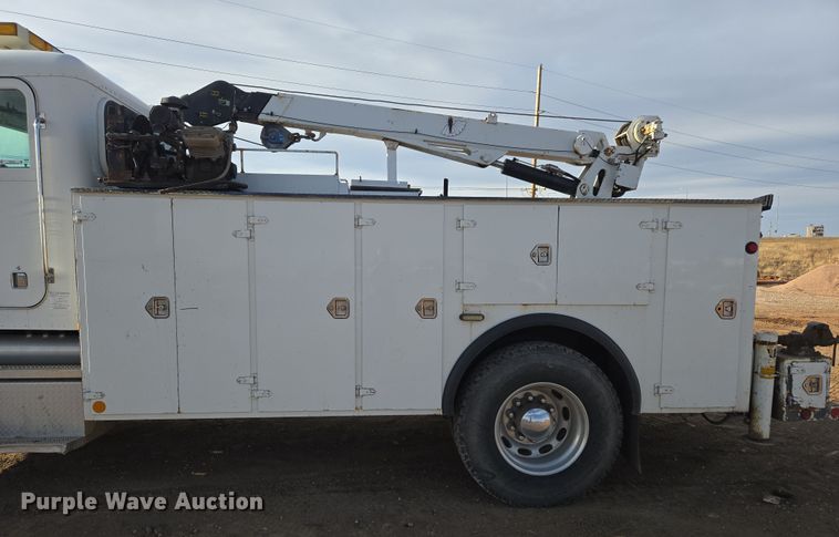 image for item ER5182 2004 Peterbilt 330 utility / service truck