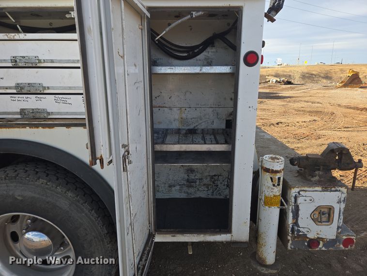 image for item ER5182 2004 Peterbilt 330 utility / service truck