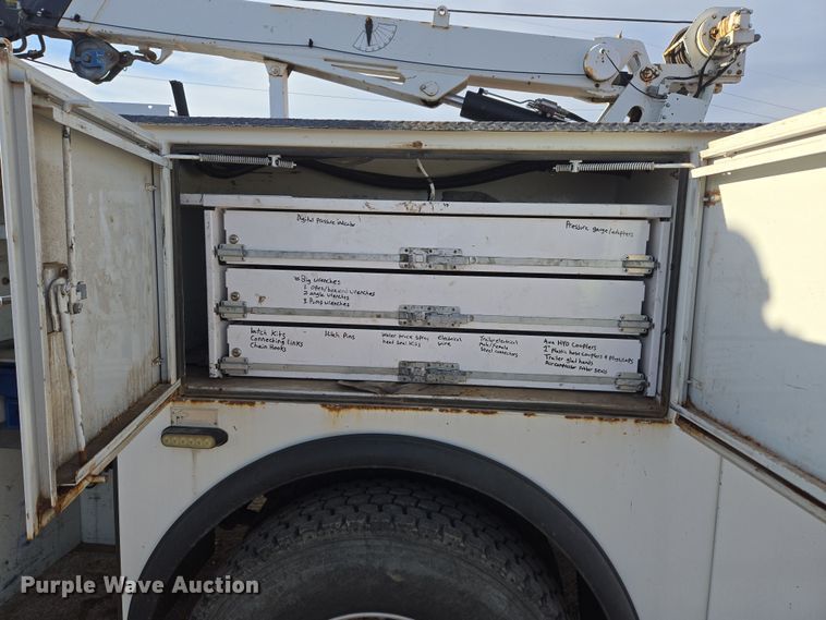 image for item ER5182 2004 Peterbilt 330 utility / service truck