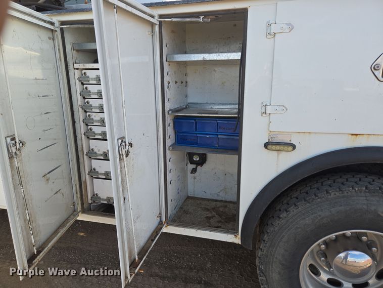 image for item ER5182 2004 Peterbilt 330 utility / service truck