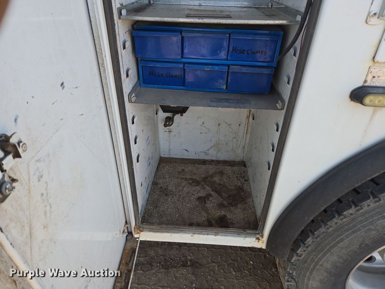 image for item ER5182 2004 Peterbilt 330 utility / service truck