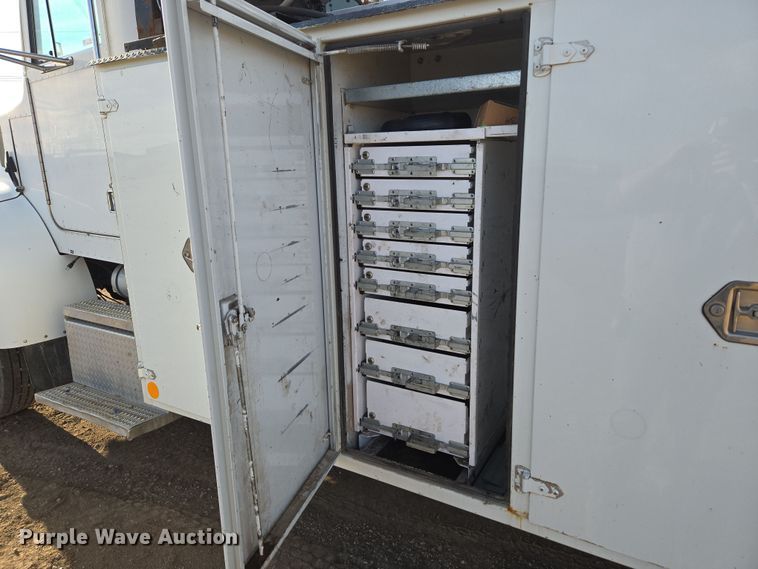 image for item ER5182 2004 Peterbilt 330 utility / service truck