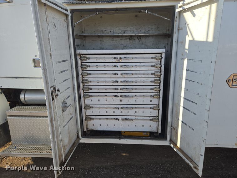 image for item ER5182 2004 Peterbilt 330 utility / service truck