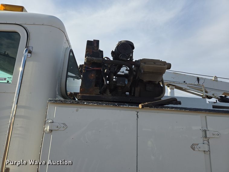 image for item ER5182 2004 Peterbilt 330 utility / service truck