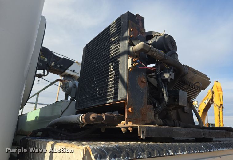 image for item ER5182 2004 Peterbilt 330 utility / service truck