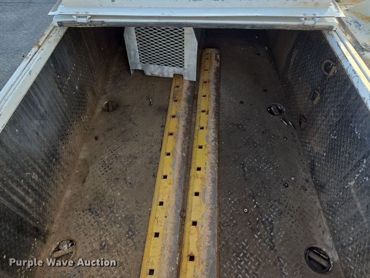 image for item ER5182 2004 Peterbilt 330 utility / service truck