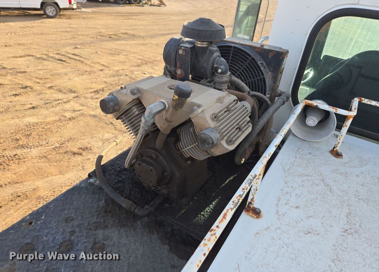 image for item ER5182 2004 Peterbilt 330 utility / service truck