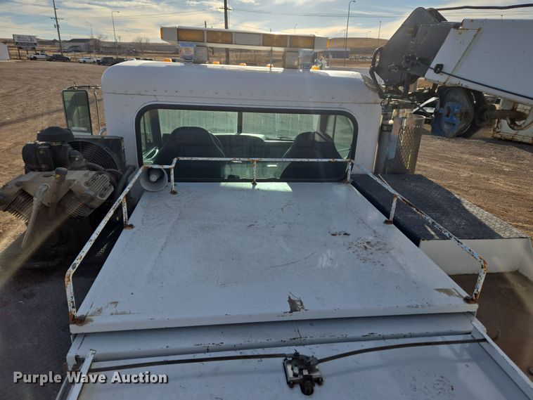 image for item ER5182 2004 Peterbilt 330 utility / service truck