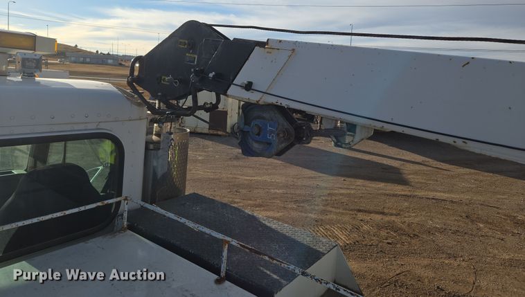 image for item ER5182 2004 Peterbilt 330 utility / service truck