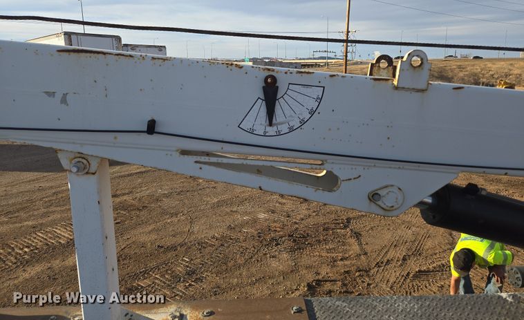 image for item ER5182 2004 Peterbilt 330 utility / service truck