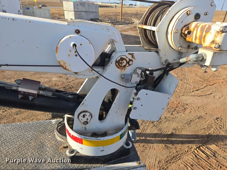 image for item ER5182 2004 Peterbilt 330 utility / service truck