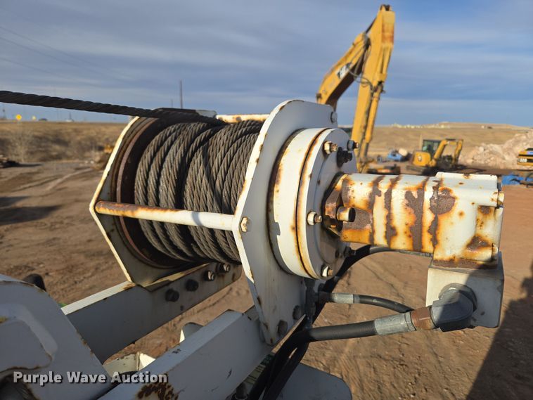 image for item ER5182 2004 Peterbilt 330 utility / service truck