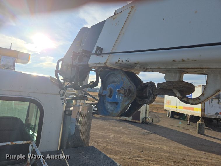 image for item ER5182 2004 Peterbilt 330 utility / service truck