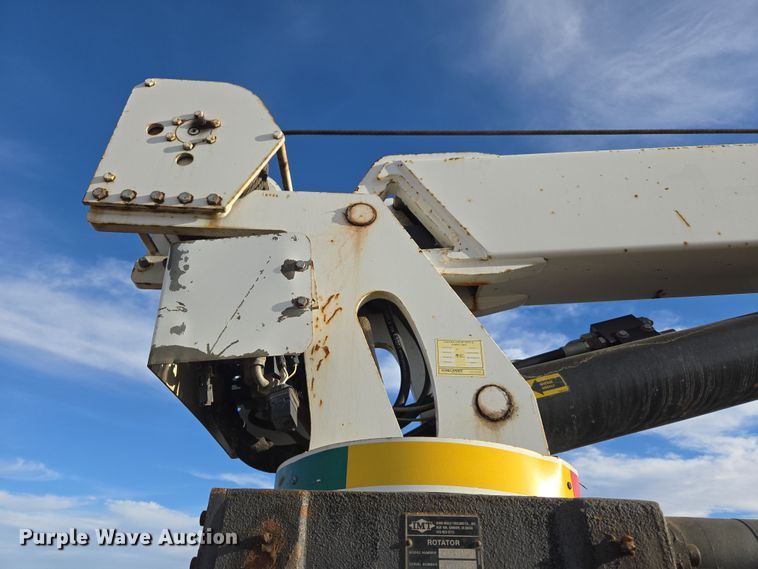 image for item ER5182 2004 Peterbilt 330 utility / service truck