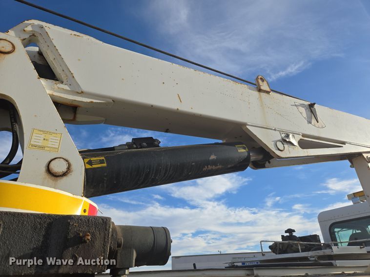 image for item ER5182 2004 Peterbilt 330 utility / service truck