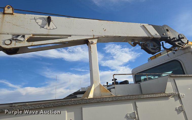 image for item ER5182 2004 Peterbilt 330 utility / service truck