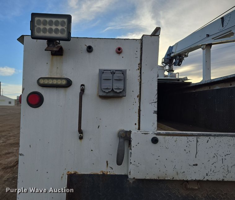 image for item ER5182 2004 Peterbilt 330 utility / service truck