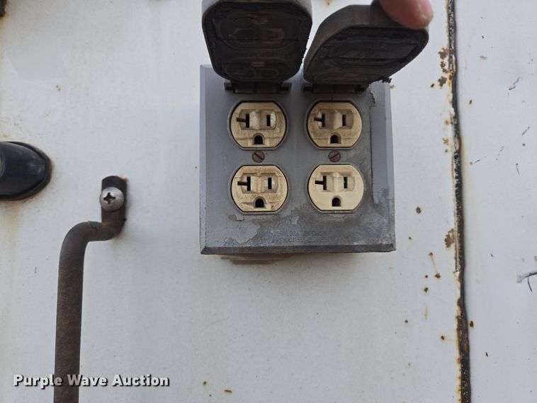 image for item ER5182 2004 Peterbilt 330 utility / service truck