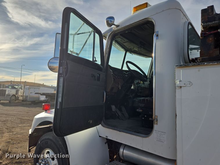 image for item ER5182 2004 Peterbilt 330 utility / service truck