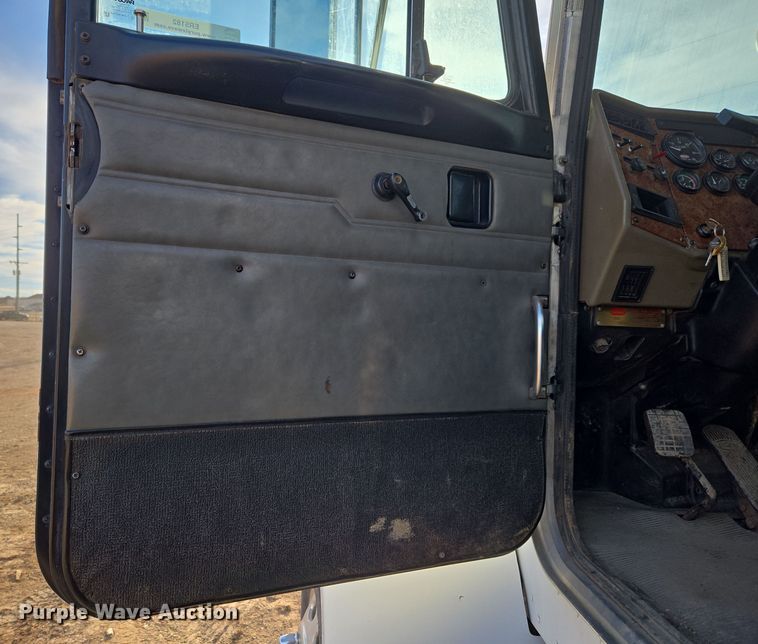 image for item ER5182 2004 Peterbilt 330 utility / service truck