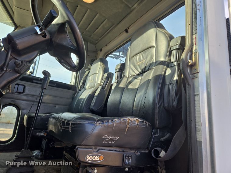 image for item ER5182 2004 Peterbilt 330 utility / service truck