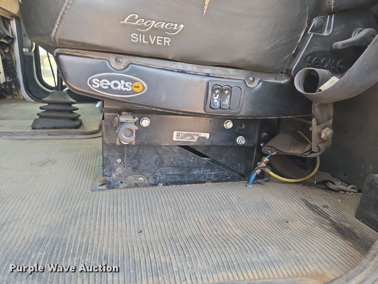 image for item ER5182 2004 Peterbilt 330 utility / service truck