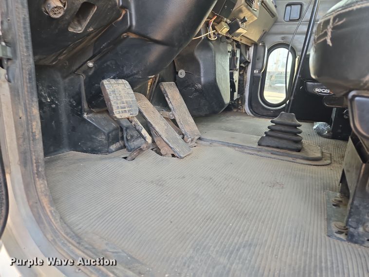 image for item ER5182 2004 Peterbilt 330 utility / service truck