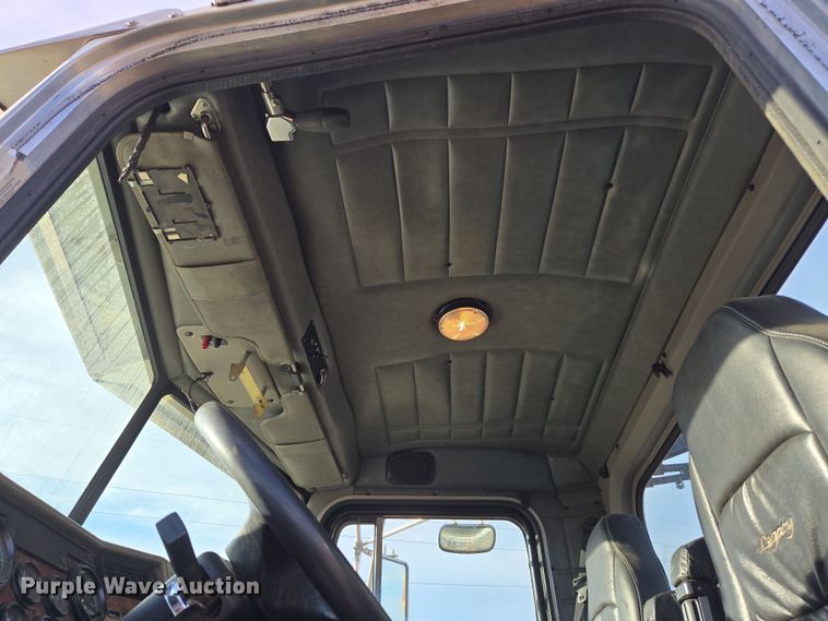 image for item ER5182 2004 Peterbilt 330 utility / service truck