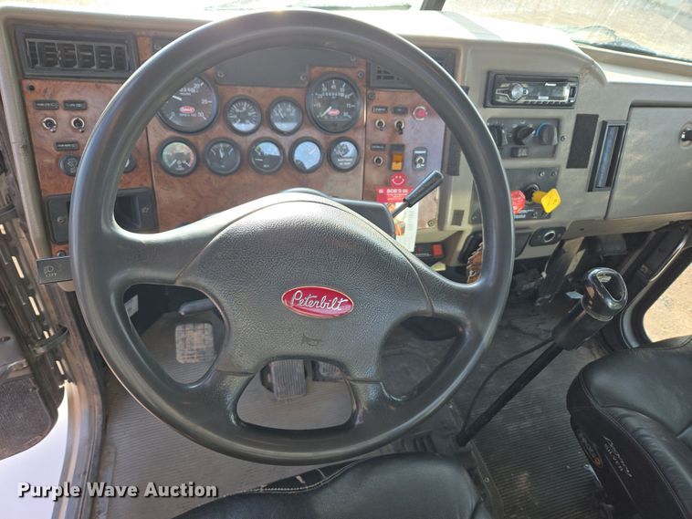 image for item ER5182 2004 Peterbilt 330 utility / service truck