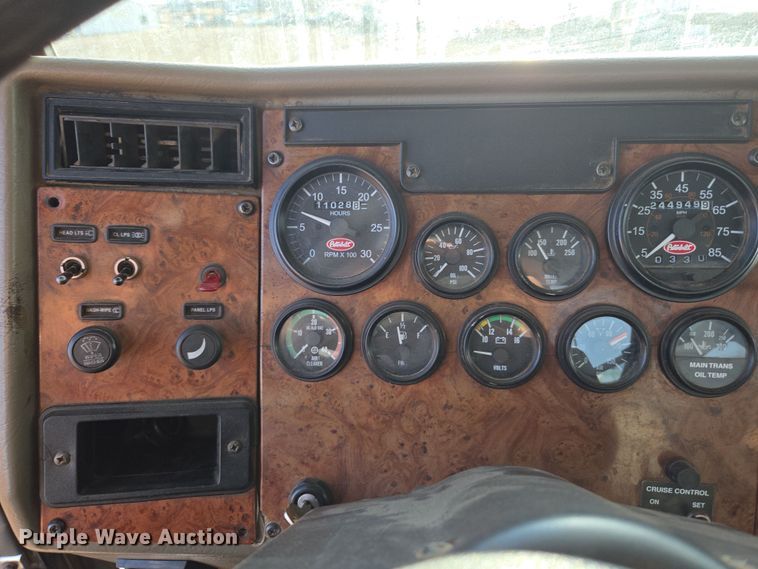 image for item ER5182 2004 Peterbilt 330 utility / service truck