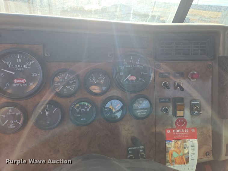 image for item ER5182 2004 Peterbilt 330 utility / service truck