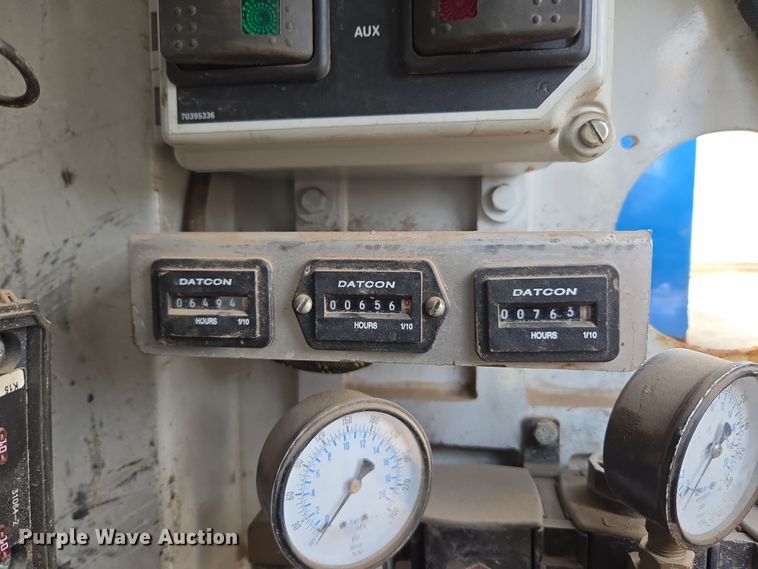 image for item ER5182 2004 Peterbilt 330 utility / service truck