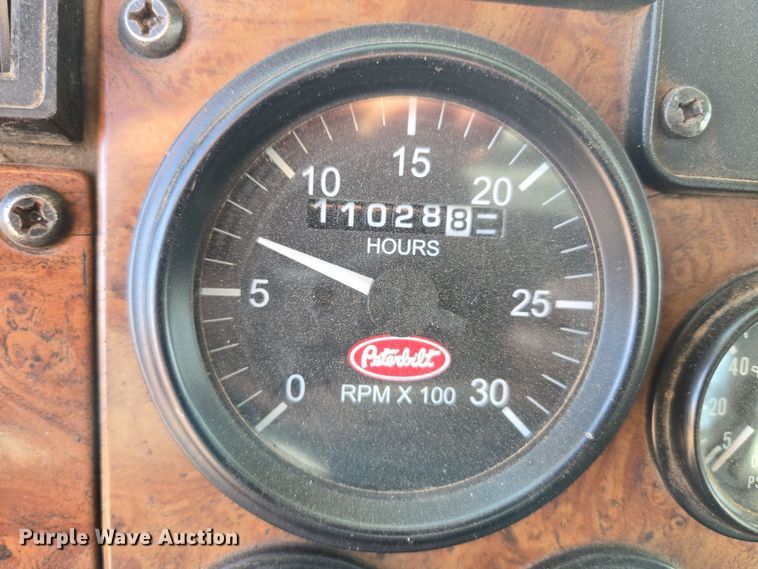 image for item ER5182 2004 Peterbilt 330 utility / service truck