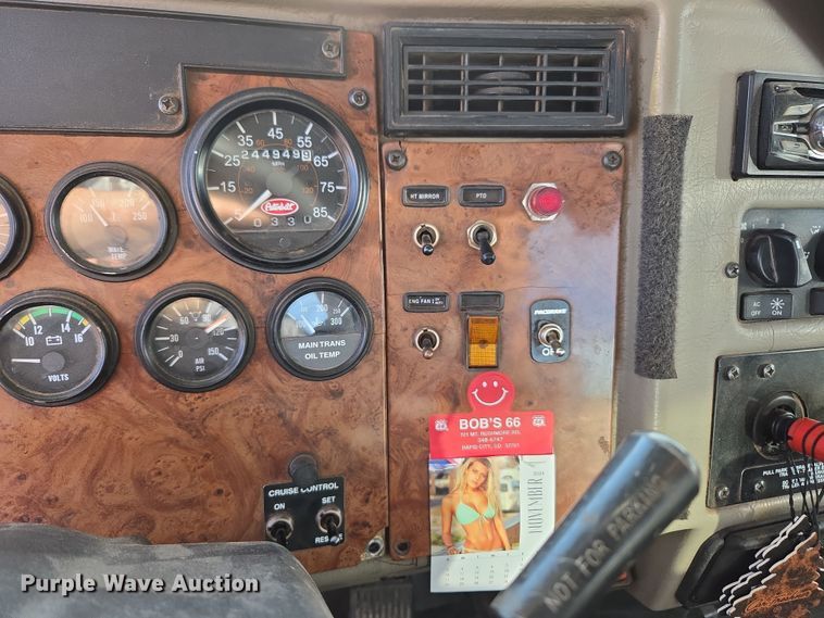 image for item ER5182 2004 Peterbilt 330 utility / service truck