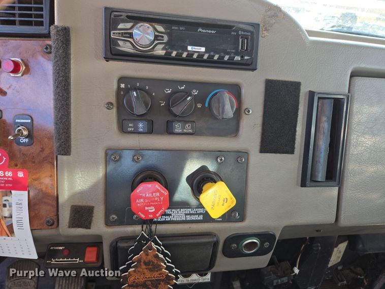 image for item ER5182 2004 Peterbilt 330 utility / service truck