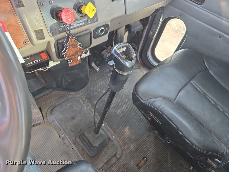 image for item ER5182 2004 Peterbilt 330 utility / service truck