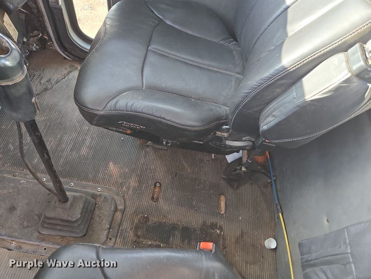 image for item ER5182 2004 Peterbilt 330 utility / service truck