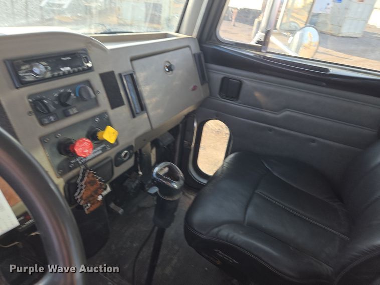 image for item ER5182 2004 Peterbilt 330 utility / service truck