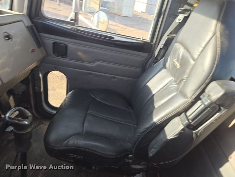 image for item ER5182 2004 Peterbilt 330 utility / service truck