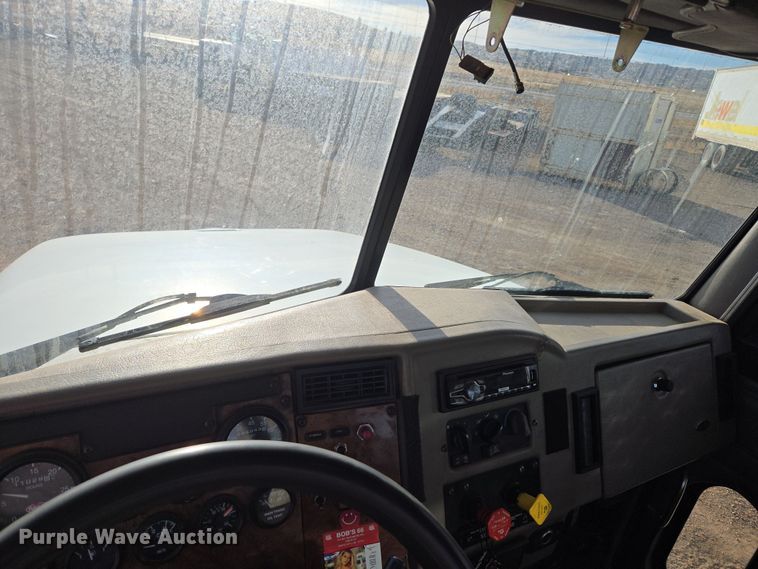 image for item ER5182 2004 Peterbilt 330 utility / service truck