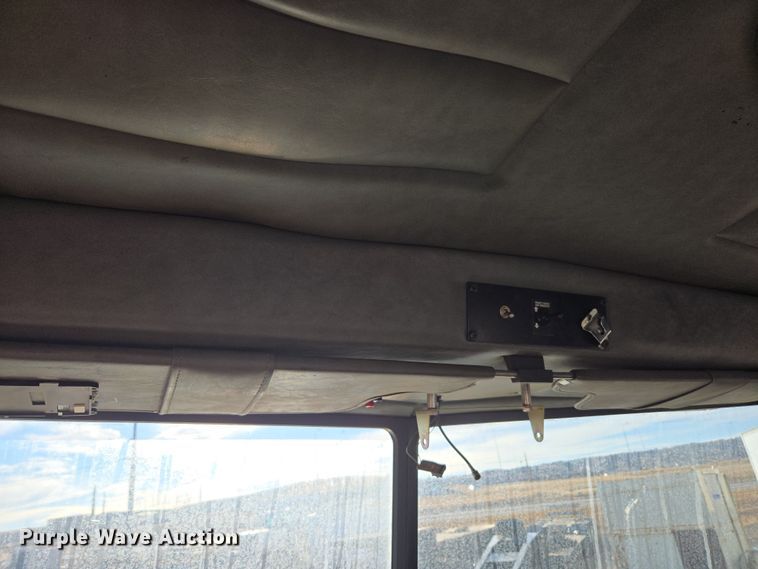 image for item ER5182 2004 Peterbilt 330 utility / service truck