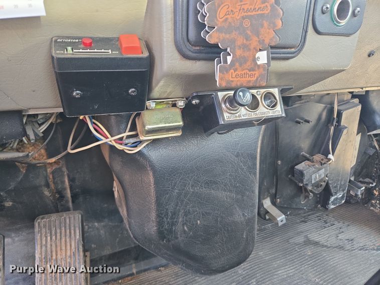 image for item ER5182 2004 Peterbilt 330 utility / service truck