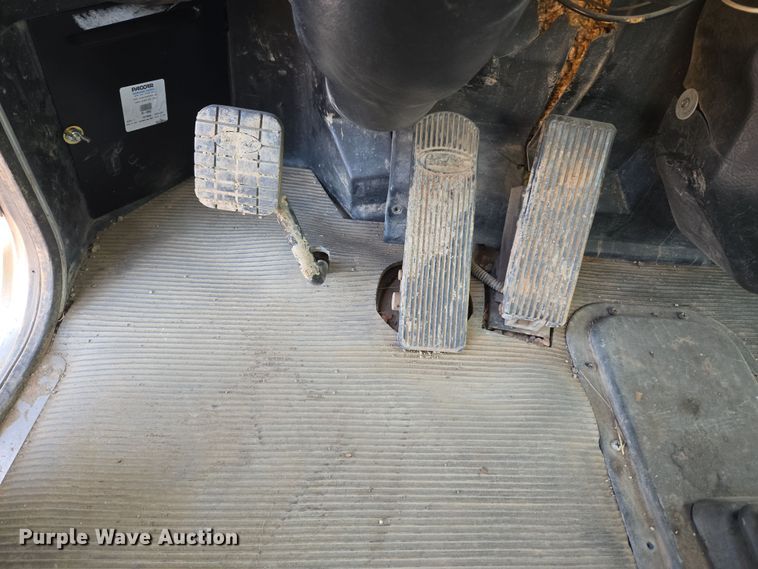 image for item ER5182 2004 Peterbilt 330 utility / service truck