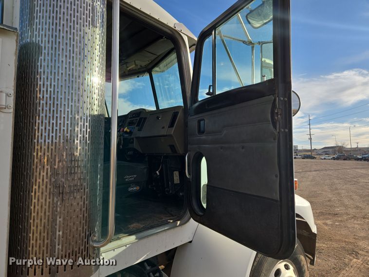 image for item ER5182 2004 Peterbilt 330 utility / service truck