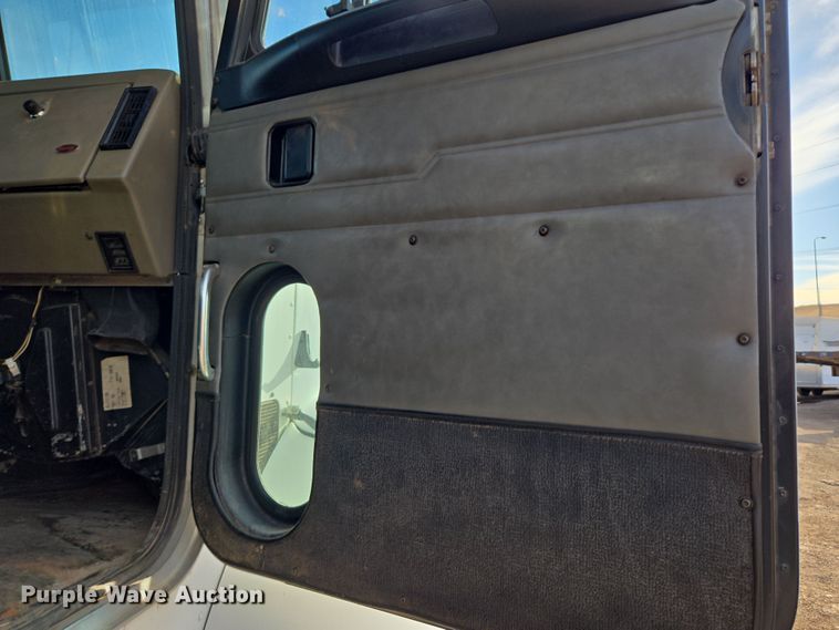 image for item ER5182 2004 Peterbilt 330 utility / service truck